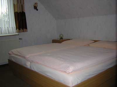 Schlafzimmer mit Doppelbett